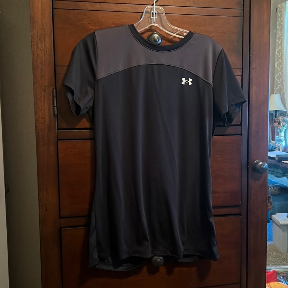 Under armour size M women’s work out shirt
